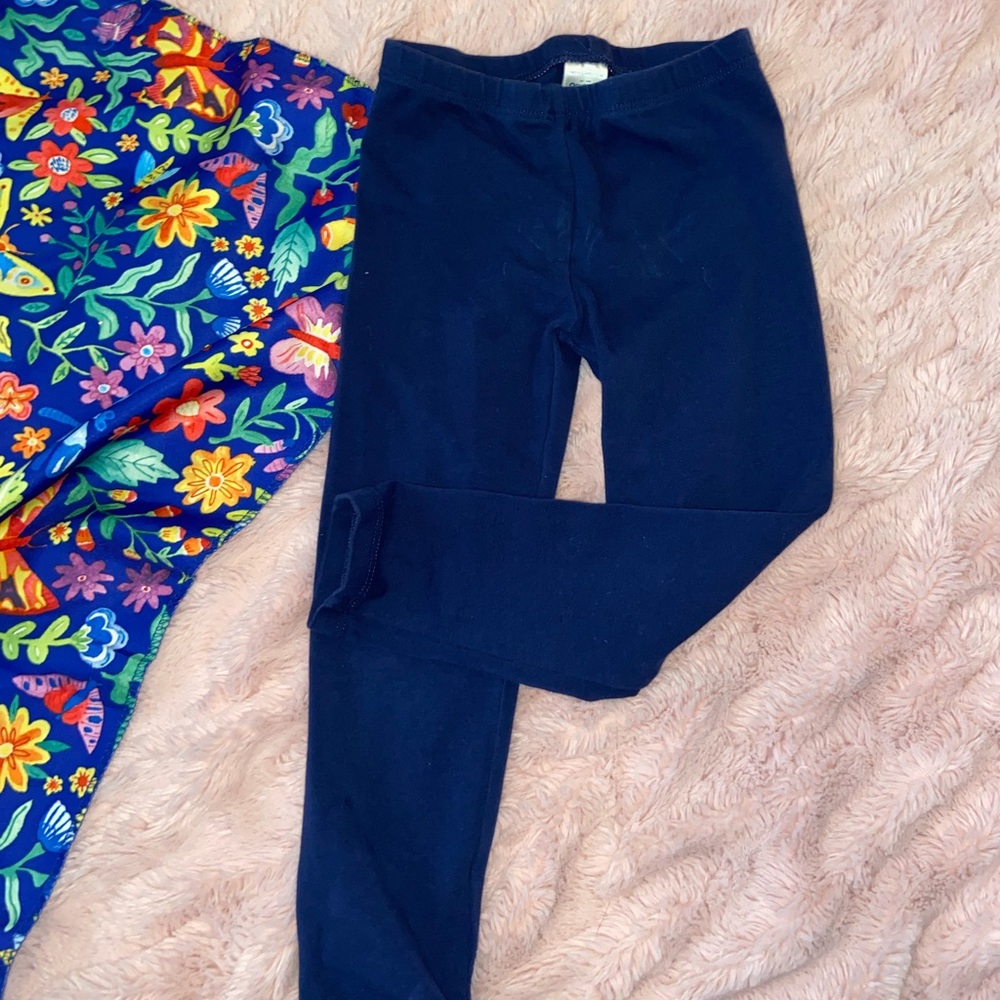 Selling a 4T blue navy leggings for kids